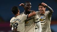 Gelandang Manchester United, Paul Pogba, merayakan gol yang dicetaknya ke gawang Aston Villa pada laga lanjutan Premier League di Villa Park, Jumat (10/7/2020) dini hari WIB. Manchester United menang 3-0 atas Aston Villa. (AFP/Shaun Botterill/pool)