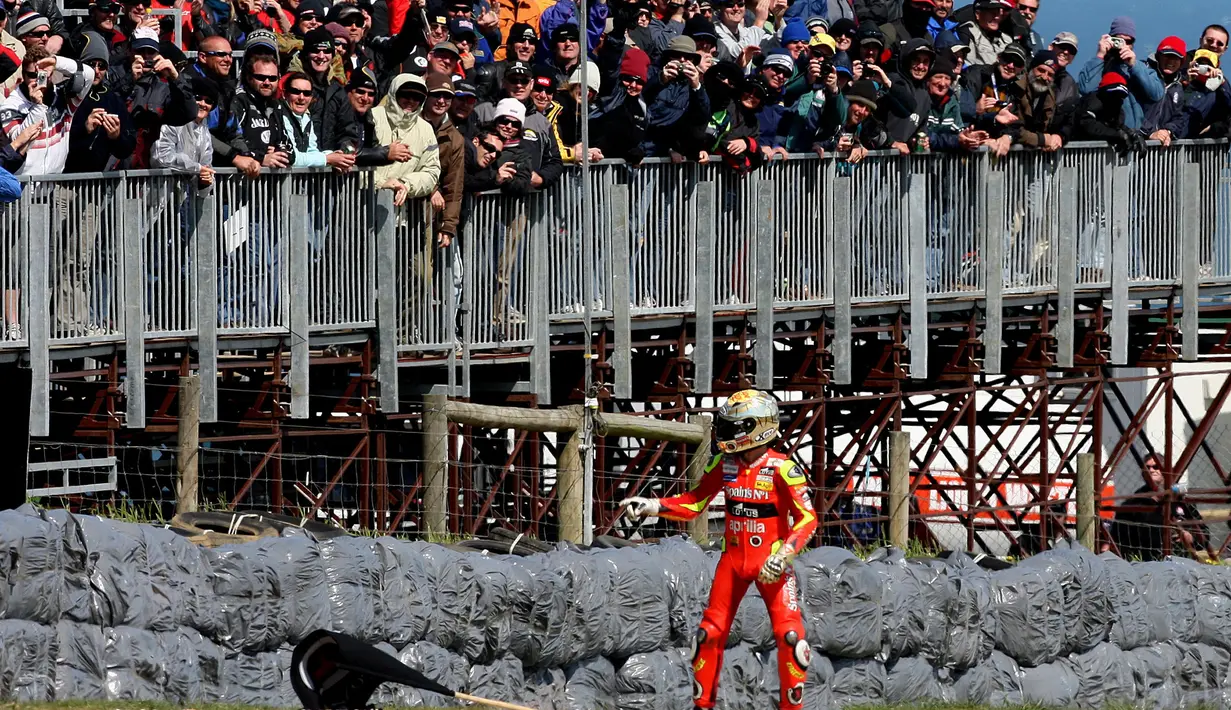 Jorge Lorenzo memastikan gelar juara dunia 250cc tahun 2007 di GP Australia yang berlangsung di Sirkuit Phillip Island, Australia, (14/10/2007). (AFP Photo/Greg Wood)