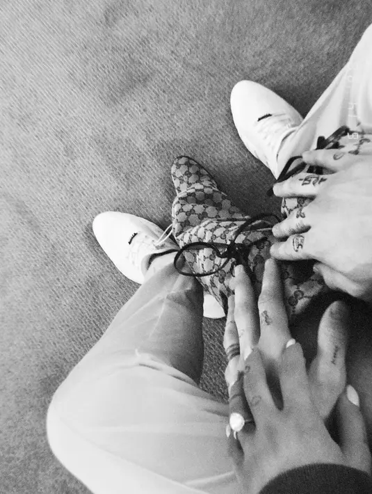 Pete mengunggah foto yang memperlihatkan cincin Ariana Grane, dan sepasang sepatu Gucci. (instagram/petedavidson)
