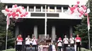 Para pejabat Kemenkumham melepas balon sebagai tanda mulainya acara lomba melukis massal di depan Kemenkumham, Jakarta, Minggu (13/8). Lomba melukis massal itu mengangkat tema "Merdeka Jiwa Raga Berkarya untuk Indonesia." (Liputan6.com/Herman Zakharia)