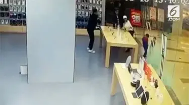 Sebuah pintu kaca toko ponsel di Sinchuan, China, pecah dan melukai salah satu wajah bocah.