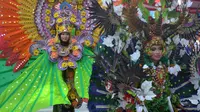 Konstum dengan desain bunga para peserta Malang Flower Carnival 2017 di Kota Malang, Jawa Timur (Zainul Arifin/Liputan6.com)