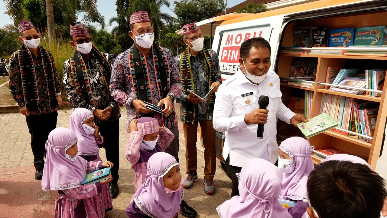 Penyerahan Mobil Pintar serta dump truck kebersihan untuk Kabupaten Manggarai Barat, Nusa Tenggara Timur dari Askrindo