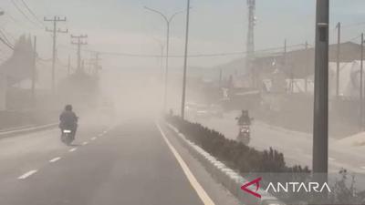 Kota Berastagi Berselimut Abu Sinabung