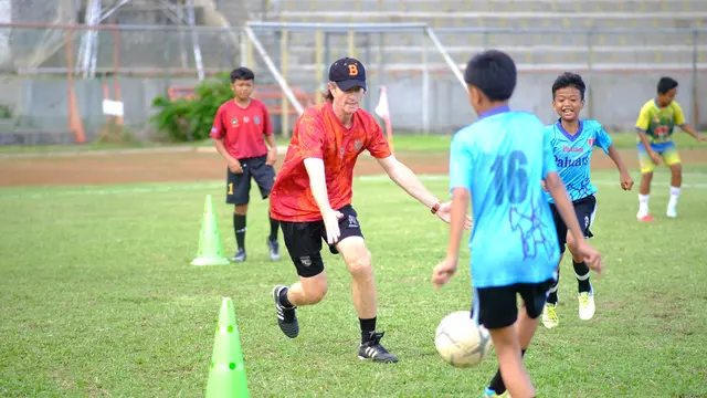 Coaching clinic di sela-sela PKT Bontang vs Borneo FC