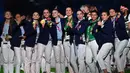 Para atlet berpose dengan medali emas mereka saat upacara penutupan Olimpiade Tokyo 2020, pada 8 Agustus 2021 di Stadion Olimpiade, Tokyo. (AFP/Daniel Leal-Olivas)