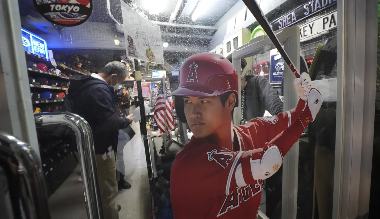 Ohtani akan memakai nomor yang dia kenakan sebagai anggota Los Angeles Angels berkat rekan pelempar Joe Kelly yang kebobolan No. 17 dan beralih ke No. 99. (AP Photo/Eugene Hoshiko)