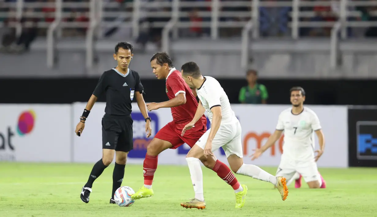 Pemain Timnas Indonesia, Adam Alis (dua kiri), mengontrol  bola dibayangi pemain Timnas Turkmenistan dalam pertandingan FIFA Matchday di Stadion Gelora Bung Tomo (GBT), Surabaya, Jumat (8/9/2023). (Dok. PSSI)