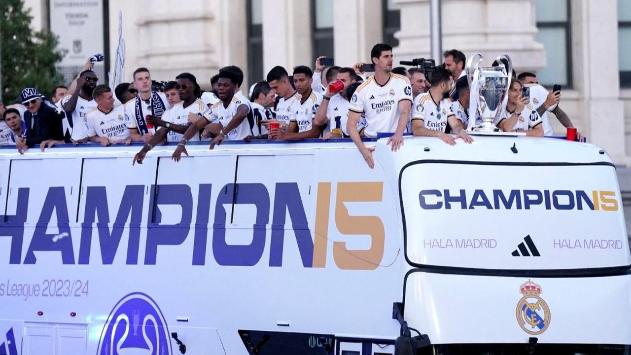 Para pemain Real Madrid juga ikut merayakan kemenangan ini dengan suporter. Mereka naik di atas bus menyapa para supporter dan mengungkapkan berterima kasih kepada suporter yang telah memberikan dukungan tiada henti. Foto: Reuters<br>