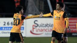 Gelandang Wolverhampton Wanderers, Vitinha (kiri) bersama rekan setim merayakan gol ke gawang Chorley dalam laga babak keempat Piala FA 2020/21 di Victory Park Stadium, Jumat (22/1/2021). Wolverhampton menang 1-0 atas Chorley. (AFP/Lindsey Parnaby)