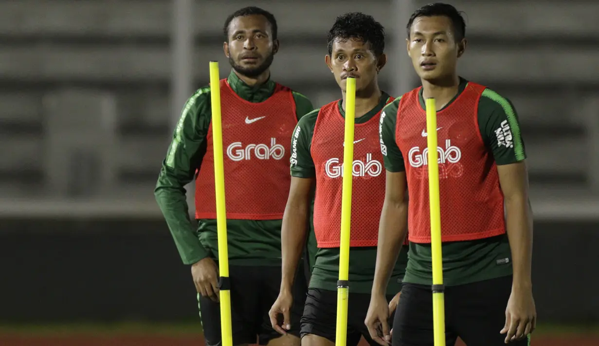 Para pemain Timnas Indonesia mengamati instruksi saat latihan di Stadion Madya, Jakarta, Senin (21/3). Latihan ini persiapan jelang laga persahabatan melawan Myanmar. (Bola.com/M. Iqbal Ichsan)