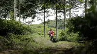 Seorang pebalap beraksi dalam Indonesian Enduro Series di KTH Bike Park, Puncak, Bogor, (29/5/2016). Ini adalah kompetisi enduro sepeda gunung pertama di Indonesia. (Bola.com/Arief Bagus)