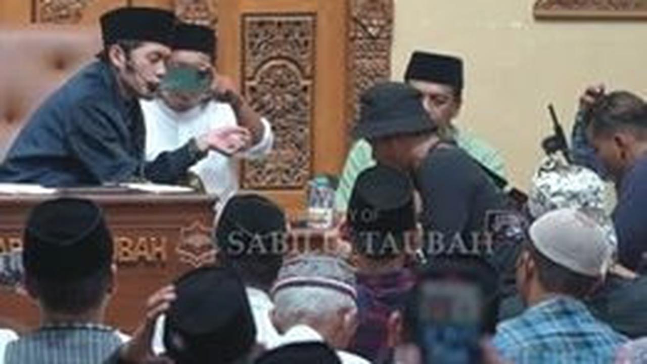 "Mas Robertus bagaimana? ingin masuk Islam?," tanya Gus Iqdam.