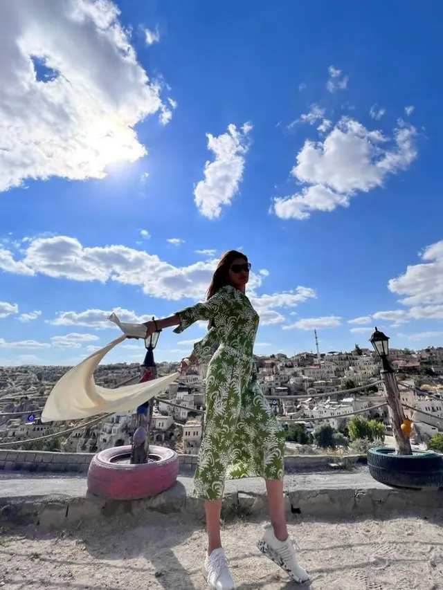 8 Potret Menawan Tamara Bleszynski Pakai Kerudung saat Liburan di Turkiye