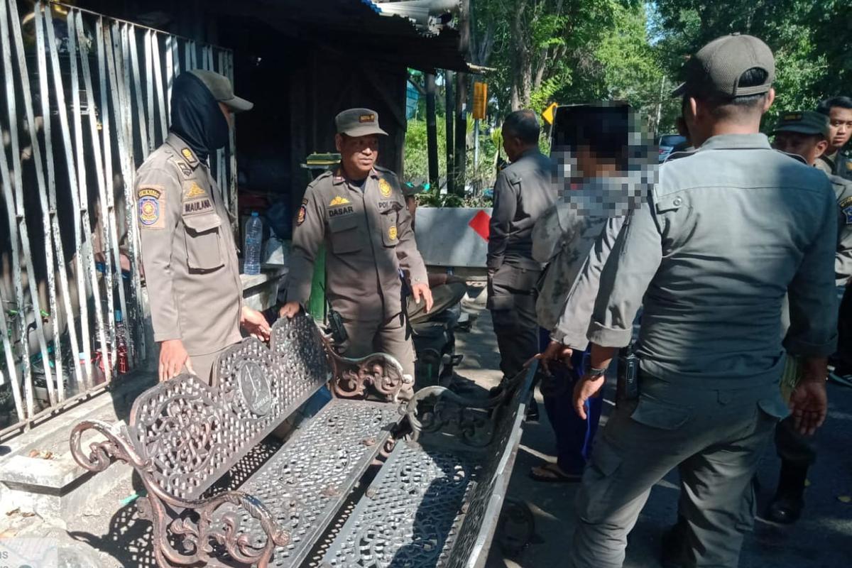 Pemkot Surabaya pasang kursi taman hilang. (Foto: Humas Pemkot Surabaya).