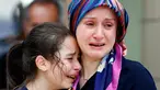 Kerabat salah satu korban ledakan di Istanbul berkabung di depan kamar mayat di Istanbul, Turki, Rabu (29/6). (REUTERS / Osman Orsal)