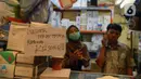 Sebuah papan pemberitahuan kekosongan masker terpampang pada sebuah toko di Pasar Pramuka, Jakarta Timur, Rabu (4/3/2020). Polda Metro Jaya menggelar sidak di Pasar Pramuka untuk menyikapi lonjakan harga dan kelangkaan masker di pasaran terkait virus corona atau COVID-19. (merdeka.com/Imam Buhori)