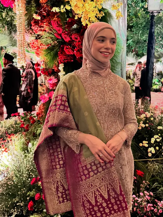 Foto Isabel Azhari Pakai Kebaya