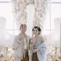 Pernikahan pasangan itu berlangsung sakral dengan mengusung serangkaian prosesi adat Jawa.  Begitu pula dengan busana yang dikenakan Belva Devara dan Sabrina Anggraini yang tampil menawan berbalut busana adat Jawa. (Instagram/belvadevara).