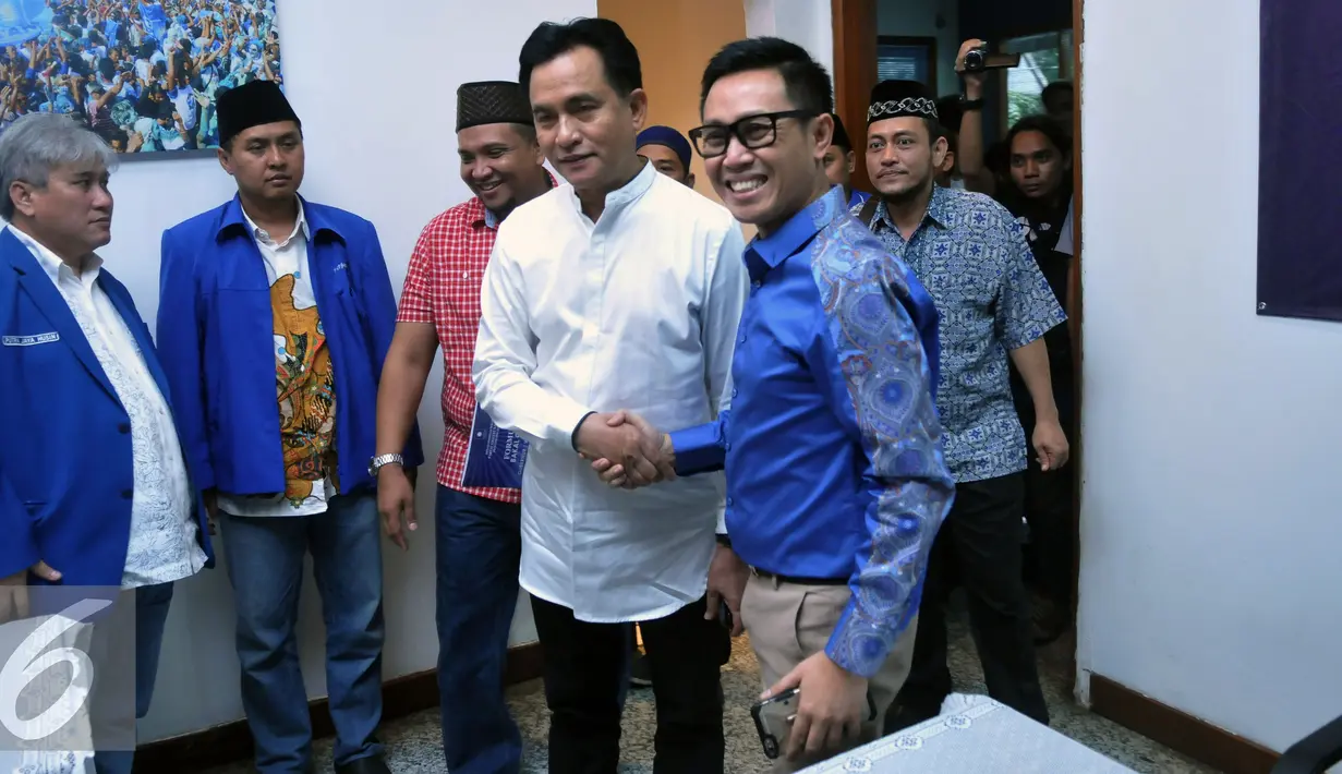 Bacagub DKI Jakarta Yusril Ihza Mahendra disambut Ketua DPW PAN, Eko Patrio saat tiba di Kantor DPP PAN, Jakarta, Jumat (17/6). Kedatangan Yusril untuk memaparkan visi misinya sebagai bakal calon Gubernur DKI Jakarta  (Liputan6.com/Johan Tallo)