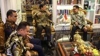 Ketua Umum PKB Muhaimin Iskandar (kanan) berbincang dengan Ketua Umum Gerindra Prabowo Subianto di DPP PKB, Jakarta, Senin (14/10/2019). Prabowo didampingi sejumlah petinggi Partai Gerindra antara lain Ahmad Muzani, Sufmi Dasco Ahmad, Edhy Prabowo, dan Sugiono. (Liputan6.com/Faizal Fanani)