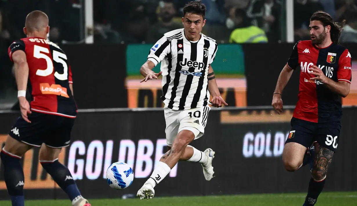 <p>Pemain Juventus Paulo Dybala (tengah) mengoper bola saat melawan Genoa pada pertandingan sepak bola Serie A Liga Italia di Stadion Luigi-Ferraris, Genoa, Italia, 6 Mei 2022. Juventus kalah 1-2. (Marco BERTORELLO/AFP)</p>