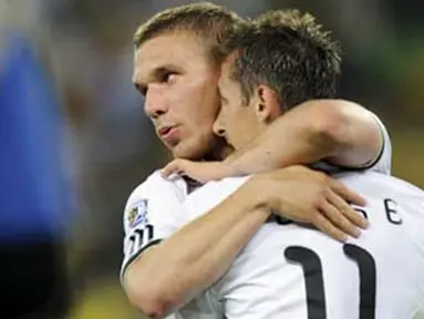 Striker Jerman Miroslav Klose (kanan) merayakan golnya ke gawang Australia dengan rekannya Lukas Podolski di babak penyisihan Grup D di Moses Mabhida Stadium, Durban, 13 Juni 2010. Jerman unggul 4-0. AFP PHOTO / JAVIER SORIANO 
