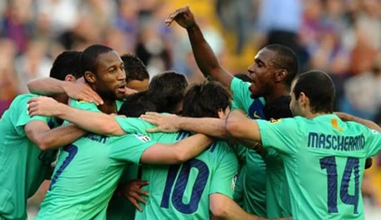 Para pemain Barcelona merayakan keberhasilan mereka menjuarai La Liga musim ini meski hanya bermain imbang 1-1 versus Levante di Estadi Ciutat de Valencia, 11 Mei 2011. AFP PHOTO/JOSE JORDAN