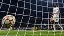 Kiper AC Milan Mike Maignan (kanan) kebobolan gol saat melawan Liverpool pada pertandingan sepak bola Grup B Liga Champions di Stadion San Siro, Milan, Italia, 7 Desember 2021. Liverpool menang 2-1. (MIGUEL MEDINA/AFP)