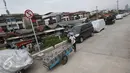 Pedagang melintas di jalur inspeksi Kanal Banjir Barat, Jakarta, Senin (6/3). Keterbatasan lahan menyebabkan sejumlah kendaraan parkir di tempat tersebut, meskipun telah terpampang larangan parkir. (Liputan6.com/Immanuel Antonius)