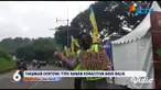 Untuk memperlancar arus balik lebaran, polisi menerapkan one way di jalur Gentong, Tasikmalaya, Jawa Barat. Untuk menghibur pemudik, polisi wanita inipun berjoget sambil menunjukkan tulisan one way.