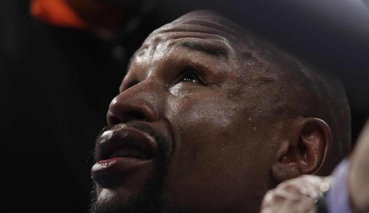 Wajah sakit Mayweather Jr. saat menunggu ronde berikutnya dimainkan. (AP Photo/Isaac Brekken)