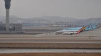 Pesawat Korean Air terparkir di landasan Bandara Internasional Incheon, sebelah barat Seoul, pada 17 Maret 2020. (Jung Yeon-je/AFP)