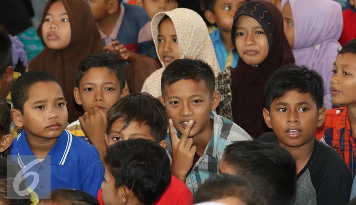 Anak-anak korban Gempa mengikuti kegiatan "Trauma Healing" di Pidie Jaya, Aceh, Jumat (9/12). Kegiatan tersebut untuk memulihkan rasa trauma anak-anak korban gempa bumi di Pidie Jaya. (Liputan6.com/Angga Yuniar)