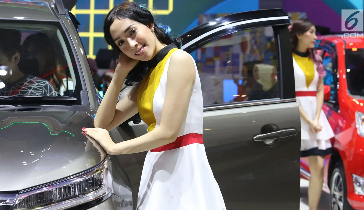 Model berpose saat pameran Gaikindo Indonesia International Auto Show (GIIAS) 2019 di ICE BSD, Tangerang, Sabtu (20/7/2019). Salah satu hal yang sulit terpisahkan dari perhelatan otomotif, adalah kehadiran para SPG atau model yang bersanding di samping mobil. (Liputan6.com/Angga Yuniar)