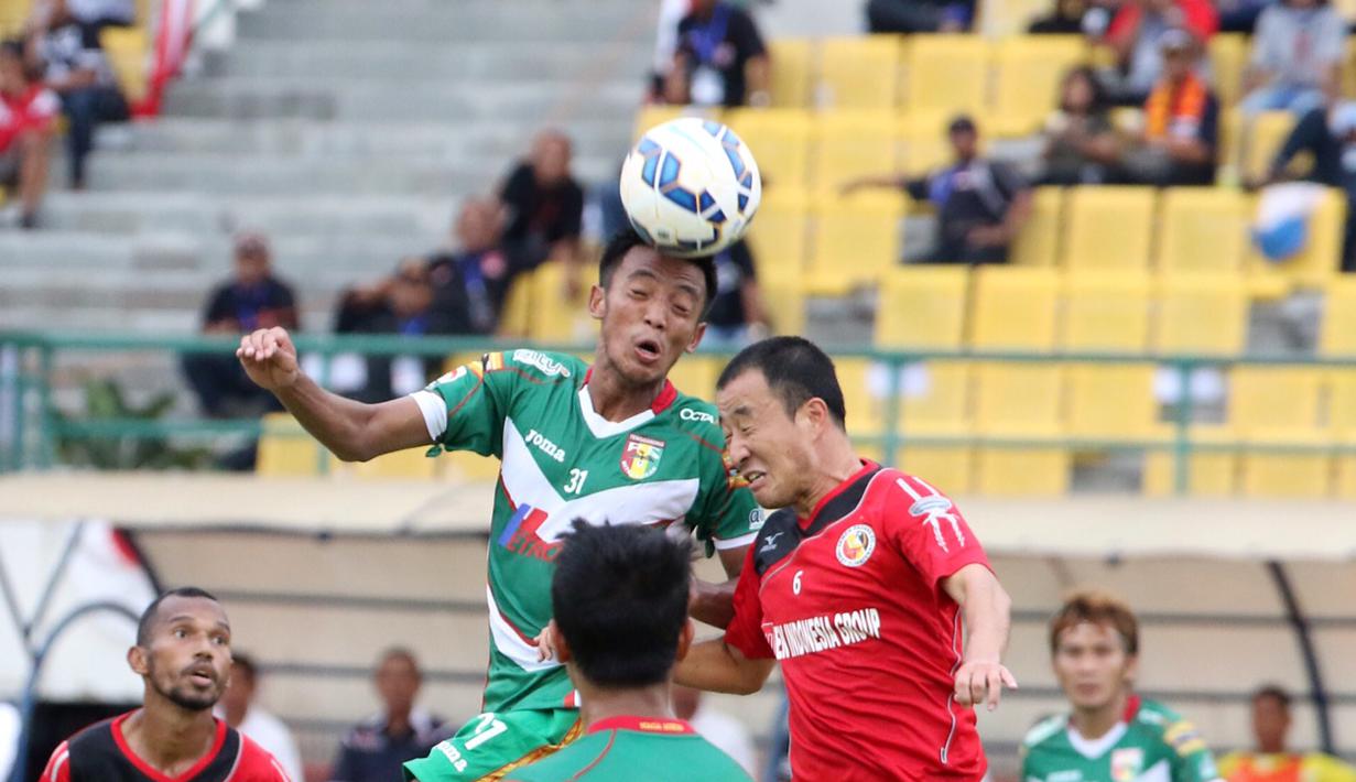 Pemain Mitra Kukar, Bayu Pradana (kiri), duel diudara dengan pemain Semen Padang, Yu Hyunkoo, pada lanjutan Grup D Piala Jenderal Sudirman 2015 di Stadion Manahan, Solo, Selasa (15/12/2015). (Bola.com/Nicklas Hanoatubun)