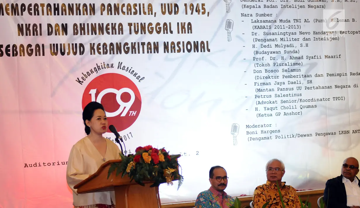Pengamat militer dan Intelejen, Dr Susaningtyas Nevo Handayani Kertopati memberikan kata pembuka diskusi usai menerima penghargaan Bhinneka Tunggal Ika Award 2017 di Jakarta, Senin (22/5). (Liputan6.com/Helmi Fithriansyah)