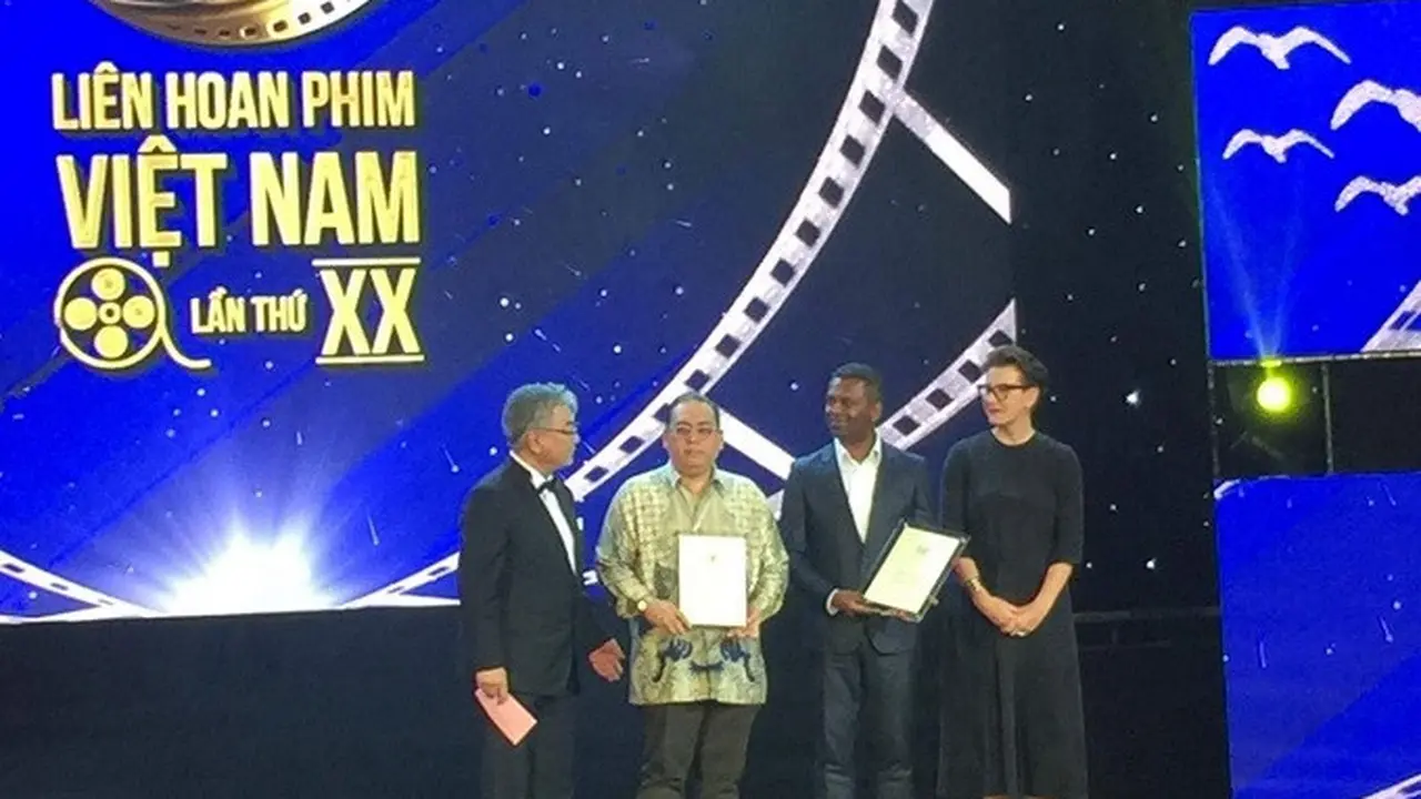 ASEAN Film Awards dengan tema "Cinema connects the ASEAN community" untuk pertama kalinya diselenggarakan oleh Vietnam dalam rangka memperingati ulang tahun ASEAN ke-50.