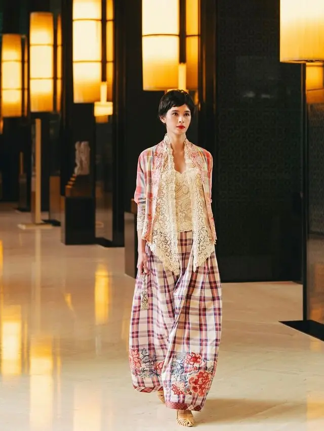 Anggun dalam Wastra dan Kebaya, Renata Kusuma Tampil Elegan dengan Sentuhan Modern