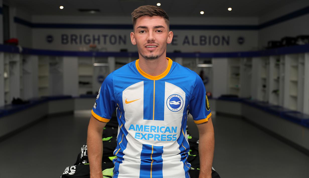 Pemain baru Brighton and Hove Albion, Billy Gilmour saat diperkenalkan di Amex Stadium, Brighton (1/9/2022). Billy Gilmour menjadi pemain yang gemar bergonta-ganti nomor punggung. Sebelum direkrut Brighton, ia tercatat telah 13 kali berganti nomor punggung bersama tim akademi Chelsea hingga saat dipromosikan ke tim utama. Bersama Brighton ia memilih mengenakan nomor punggung 27. (brightonandhovealbion.com)