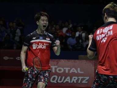Ganda putra Indonesia, Marcus Gideon / Kevin Sanjaya, berhasil mengalahkan Li Jun Hui / Liu Yu Chen pada Indonesia Open 2019 di Istora Senayan, Sabtu (20/7). Marcus / Kevin menang 21-9 dan 21-13. (Bola.com/Vitalis Yogi Trisna)