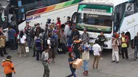 Calon pemudik menaiki bus yang diberangkatkan dari Terminal Kampung Rambutan, Jakarta, Jumat (8/6). Diperkirakan puncak arus mudik terjadi pada H-3 Lebaran. (Liputan6.com/Immanuel Antonius)