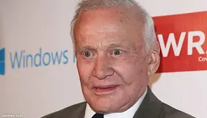 9 September 2002: Astronaut Buzz Aldrin Tonjok Pria yang Menyebutnya Pembohong