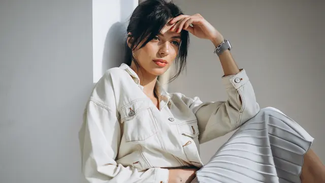 wanita april aura berkelas menawan