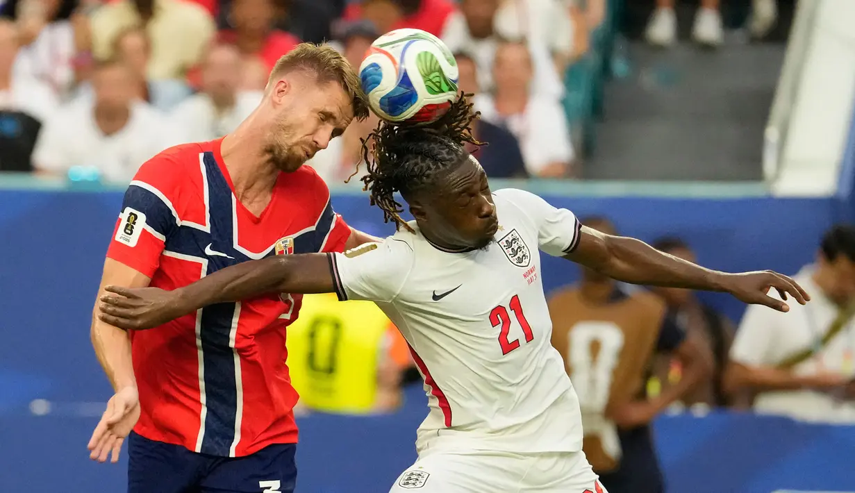 Pemain Norwegia Kristoffer berebut bola sundulan dengan pemain Inggris Eberechi Eze selama pertandingan perempat final Piala Dunia antara Norwegia dan Inggris di Miami Gardens, Florida, Sabtu, 11 Juli 2026. (AP Photo/Chris Carlson)