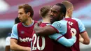 Gelandang West Ham United, Michail Antonio (kanan) melakukan selebrasi usai mencetak gol pertama timnya ke gawang Tottenham Hotspur dalam laga lanjutan Liga Inggris 2020/21 pekan ke-25 di The London Stadium, Minggu (21/2/2021). West Ham menang 2-1 atas Tottenham. (AFP/Clive Rose/Pool)