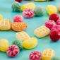 Ilustrasi permen, gula-gula, makanan berwarna. (Photo by Ylanite Koppens: https://www.pexels.com/photo/candies-on-turquoise-background-11308362/)
