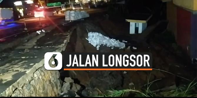 VIDEO: Hujan Deras, Jalan jalur Puncak  Longsor