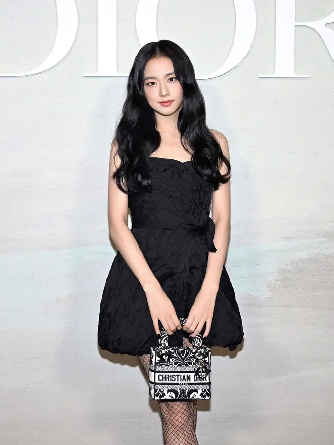Jisoo BLACKPINK Tampil Elegan Pakai Mini Dress Hitam di Dior Paris Fashion Week Show