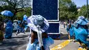 Sejumlah peserta mengenakan kostum  saat berpartisipasi dalam Parade West Indian Day di distrik Brooklyn, New York, Senin (3/9).  Parade untuk memperingati budaya dan sejarah Karibia tersebut digelar rutin setiap tahun. (AP Photo/Craig Ruttle)